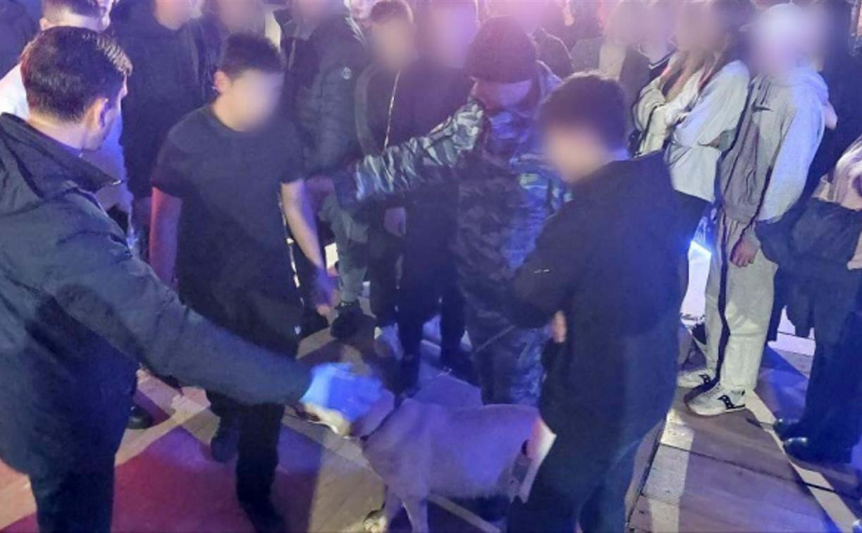 Облава на ночной клуб в Туле: силовики задержали подростков под наркотиками 