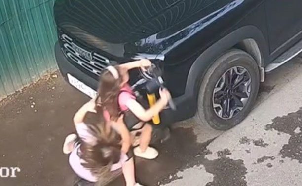 В Туле две девочки на электросамокате врезались в машину: видео