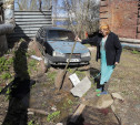 Двор разрушающегося общежития в Туле неделю затапливает канализация