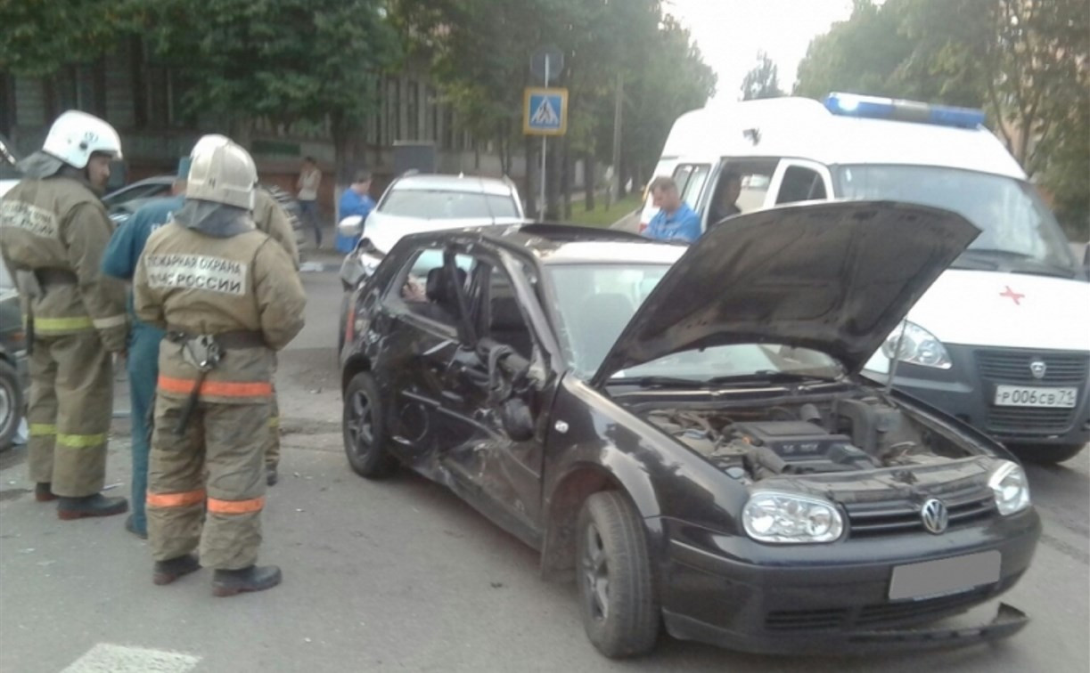 В Туле на пересечении улиц Гоголевская и Свободы столкнулись три автомобиля
