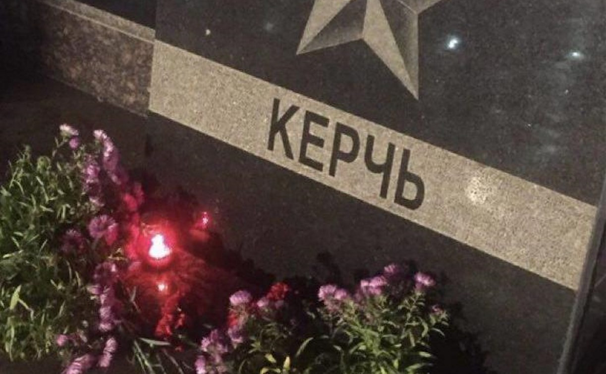 Туляки несут цветы на площадь Победы в память о погибших в Керчи