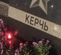 Туляки несут цветы на площадь Победы в память о погибших в Керчи