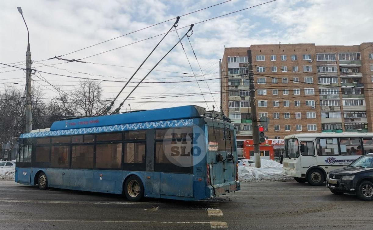 На Зеленстрое троллейбус перекрыл движение