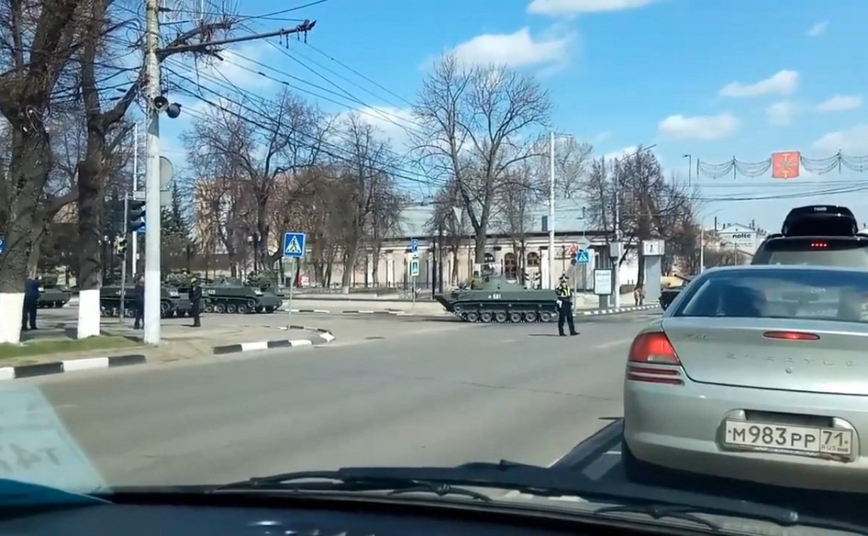 Туляки сняли на видео движение колонны военной техники по пр. Ленина