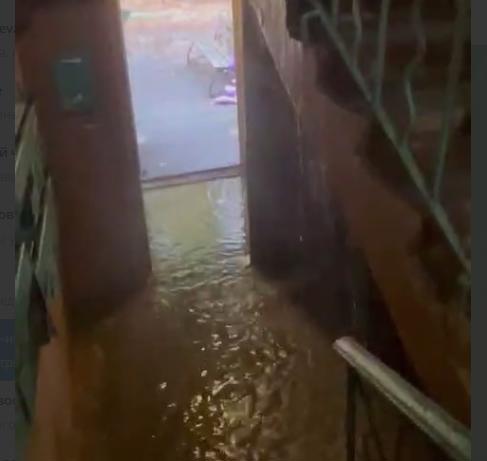 В Туле залило кипятком подъезд дома на проспекте Ленина