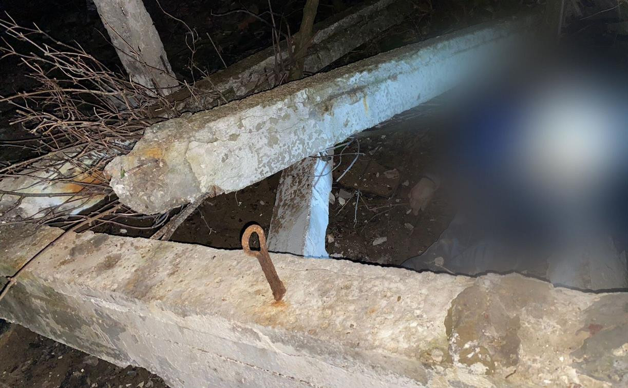 Следователи начали проверку по факту смерти мужчины под бетонной плитой в Богородицком районе