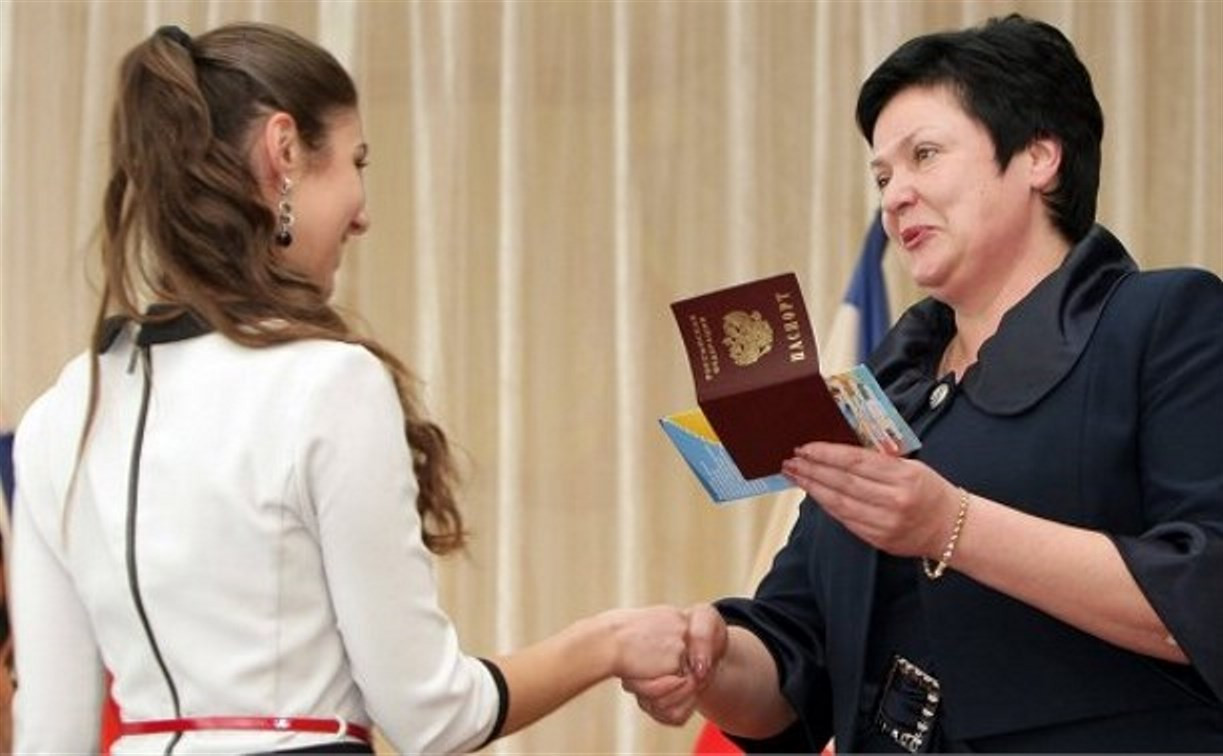 Российским подросткам вместе с паспортом будут вручать «Азбуку молодого гражданина»