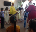 Для детей украинских переселенцев организовали новогоднюю развлекательную программу