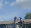 Крыши разрушенных ураганом домов полностью восстановлены