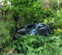 В поселке Ленинском водитель Toyota врезался в дерево и сбежал с места ДТП