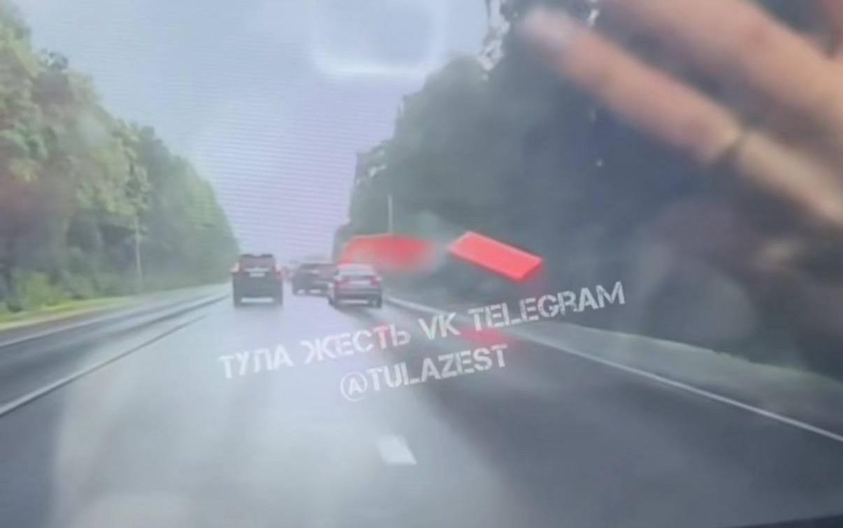 Грузовик с отказавшими тормозами устроил ДТП под Тулой 