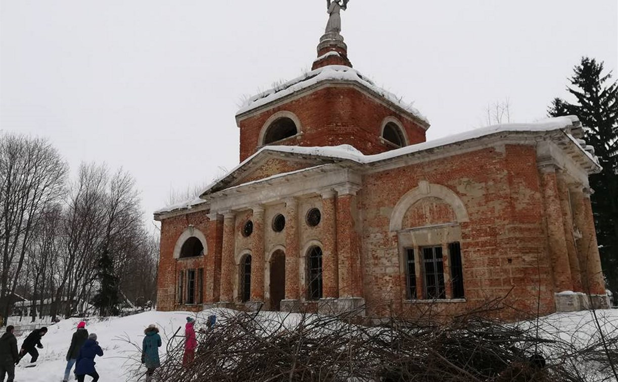 В Венёвском районе волонтёры благоустроили территории заброшенных храмов