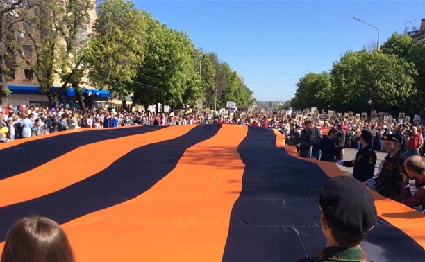 На проспекте Ленина развернули огромную георгиевскую ленточку