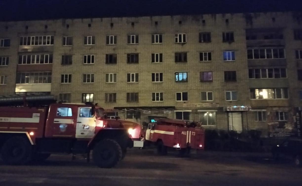 В Суворове спасатели эвакуировали из горящего общежития двух человек