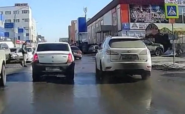 На ул. Мосина водитель Lexus решил, что ему не нужно пропускать пешехода
