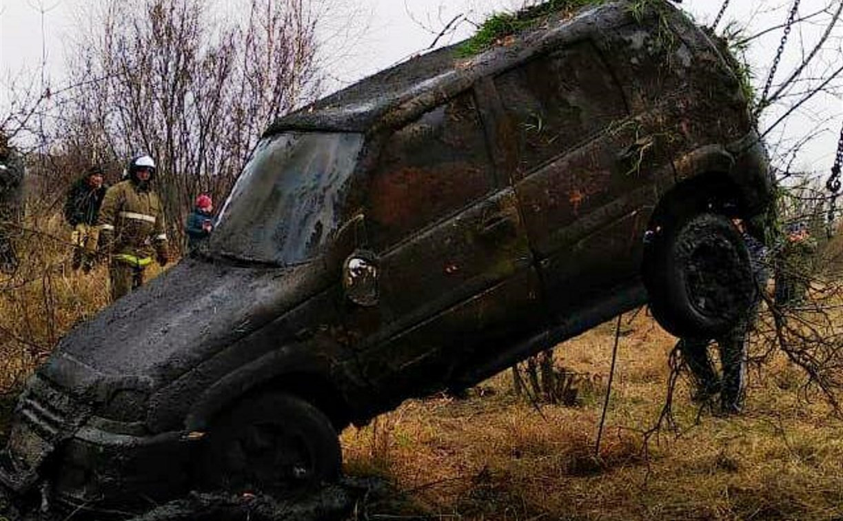 Автомобиль с телами пролежал на дне реки 9 лет: подробности и фото