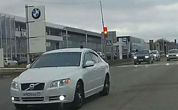 «Накажи автохама»: белый Volvo пролетел по встречке на красный