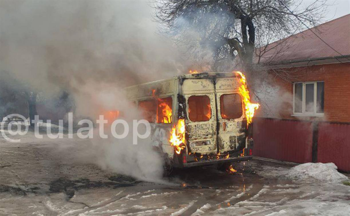 В Пролетарском районе сгорел микроавтобус