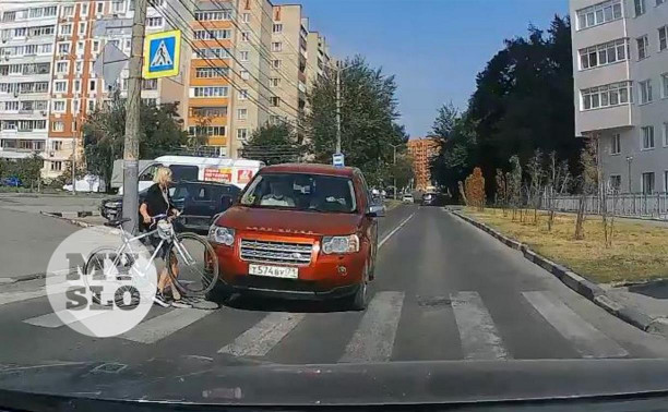 В Туле внедорожник на зебре сбил велосипедистку и скрылся: видео момента ДТП