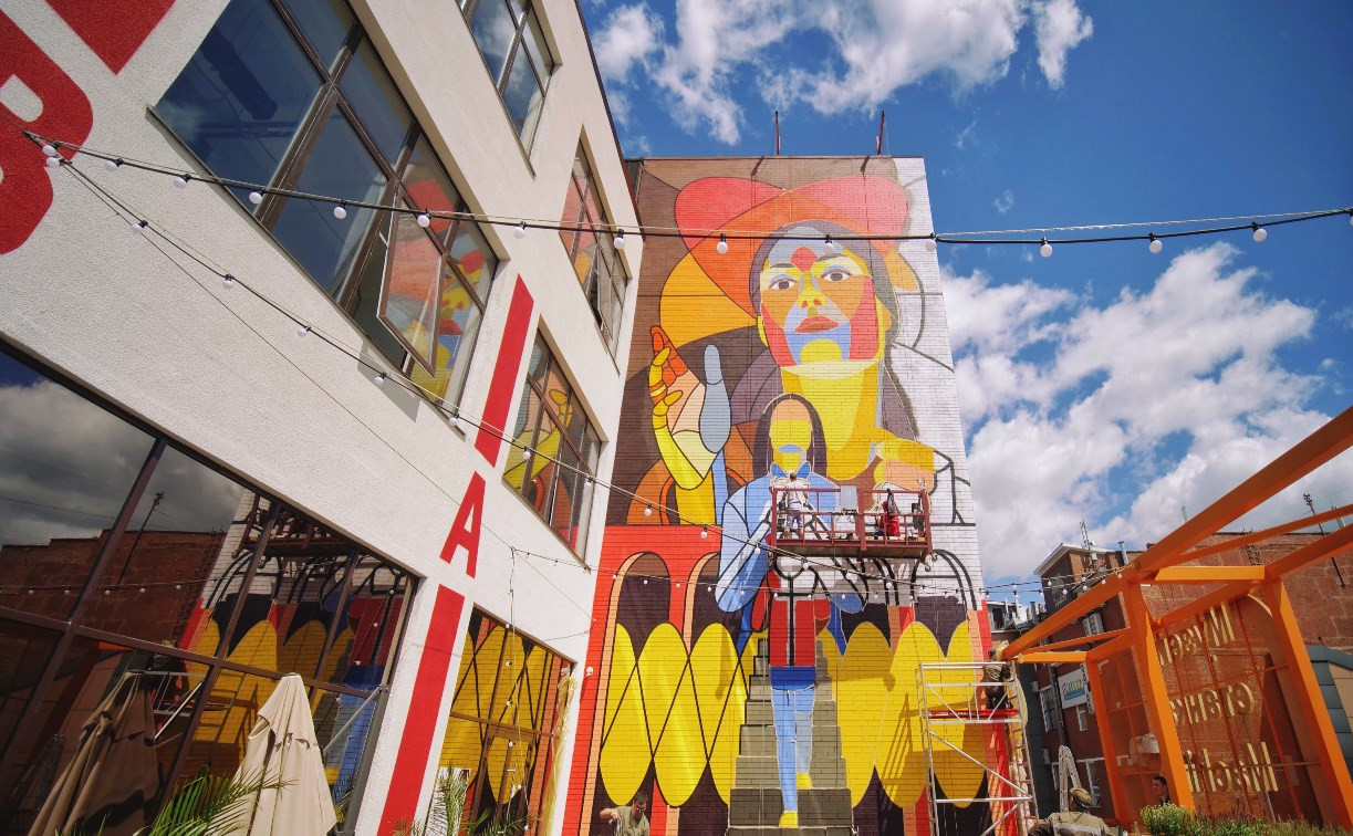 Новые граффити: в центре Тулы крутые уличные художники разрисовывают квартал 