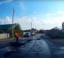 Видео: на улице Ликбеза в Туле рабочие укладывают асфальт в воду