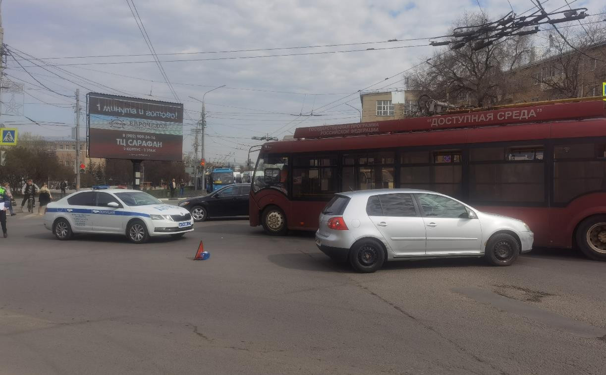 На проспекте Ленина столкнулись легковушка и троллейбус 