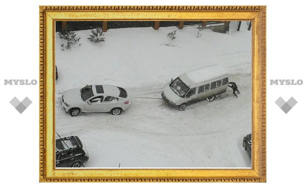 Водитель BMW X6 спас маршрутку из снежного плена