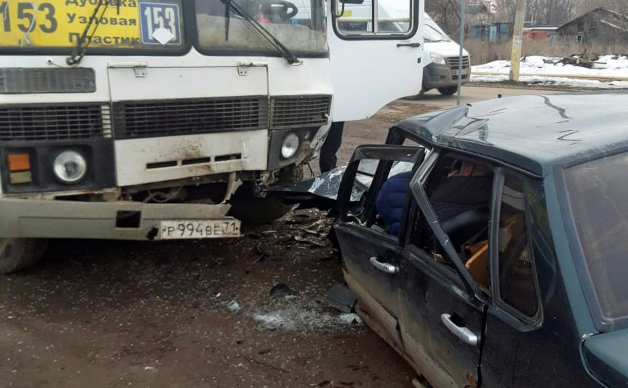 ДТП с автобусом и легковушкой в Тульской области: погиб мужчина