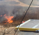 Очевидцы: Огонь от горящей на ул. Ложевой травы подбирается к автозаправке