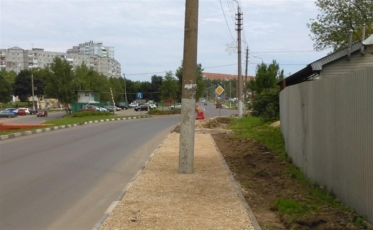 Ремонт тротуара по-тульски: на улице Вильямса посреди новой дорожки торчит столб 