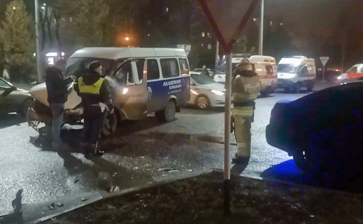В ДТП с маршруткой в Новомосковске пострадали два человека