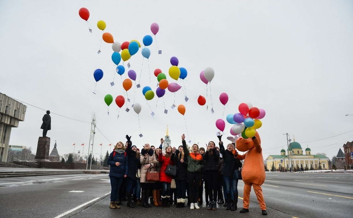 Тульские студенты запустили в небо разноцветные шары
