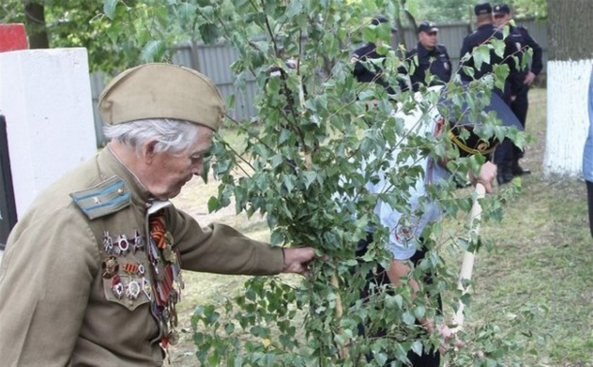 Тульские полицейские высадили аллею в честь коллег, погибших в годы войны