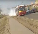 По Восточному обводу в Туле проехал автобус-«паровоз»: видео