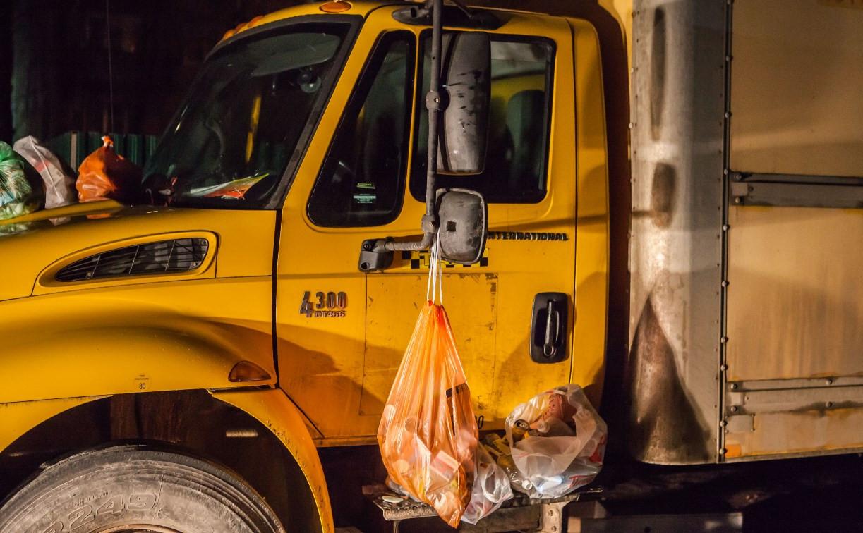 Месть за хамскую парковку в Туле: Жильцы завалили фуру мусором