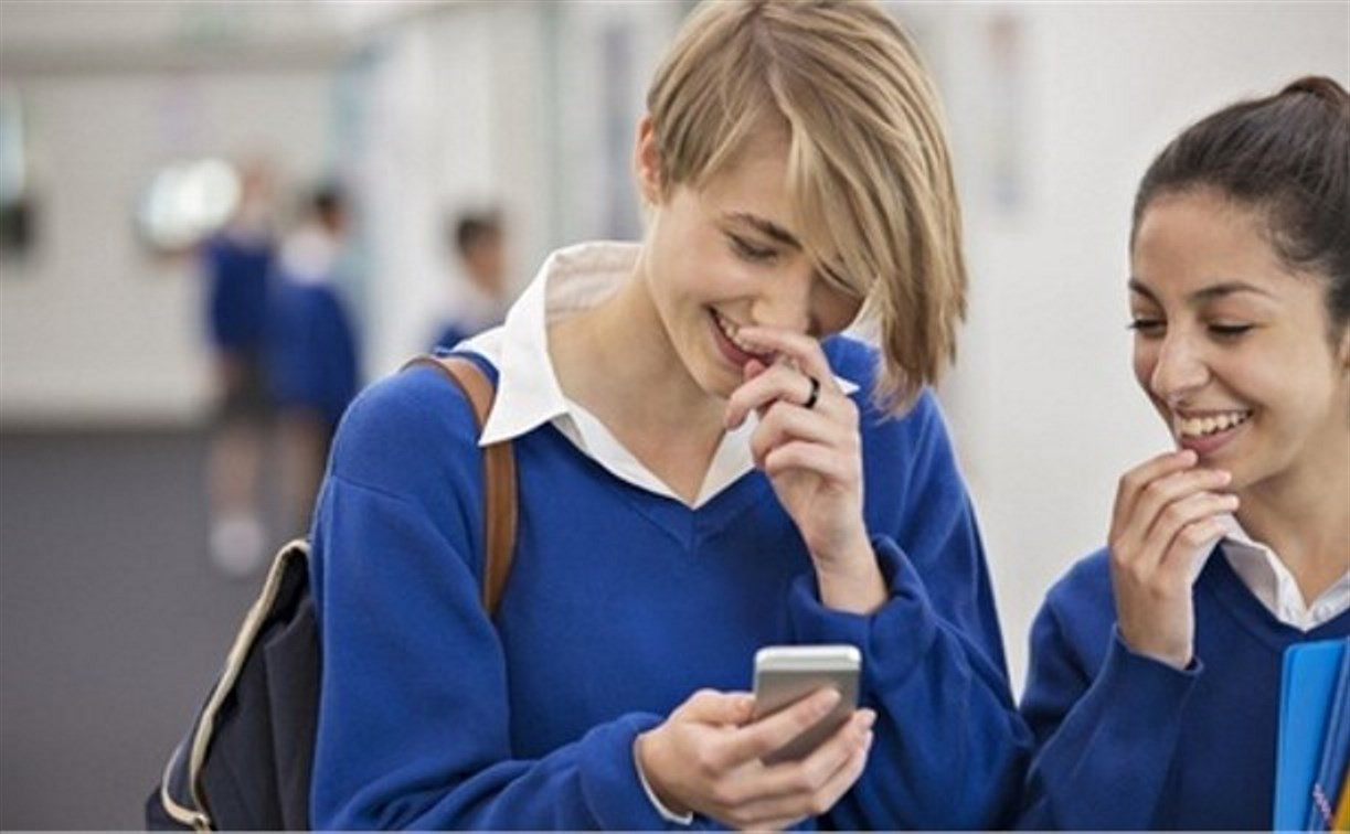 Минобрнауки не поддержал идею запретить школьникам пользоваться мобильными телефонами и гаджетами 