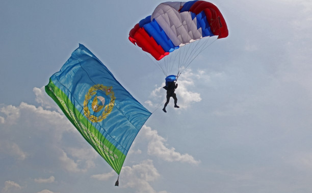 День Тульской дивизии ВДВ: на площади Ленина приземлились парашютисты