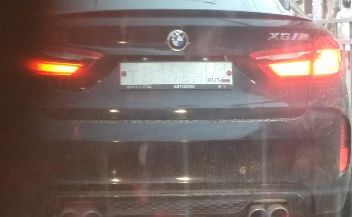 Водитель снова разъезжает по Туле на BMW с нечитаемыми номерами