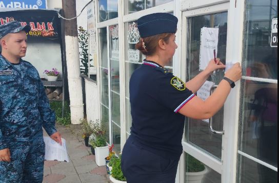 В Плавске приставы по решению суда на два месяца закрыли кафе «Мангал»