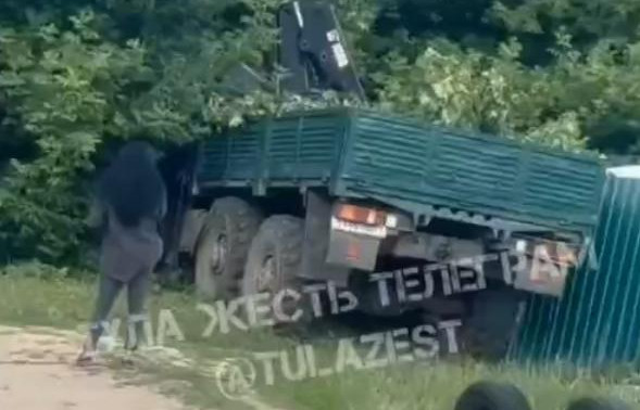 В Советске грузовой «Урал» опрокинул Renault и врезался в забор
