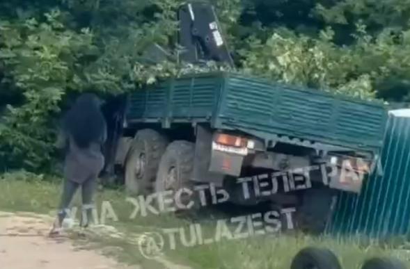 В Советске грузовой «Урал» опрокинул Renault и врезался в забор 