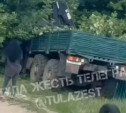 В Советске грузовой «Урал» опрокинул Renault и врезался в забор 