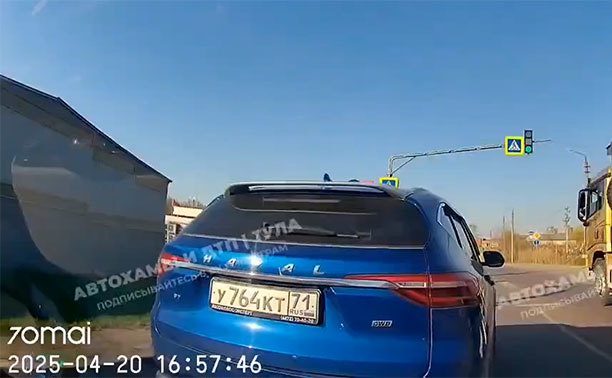 На ул. Рязанской водитель резко остановился и едва не устроил ДТП