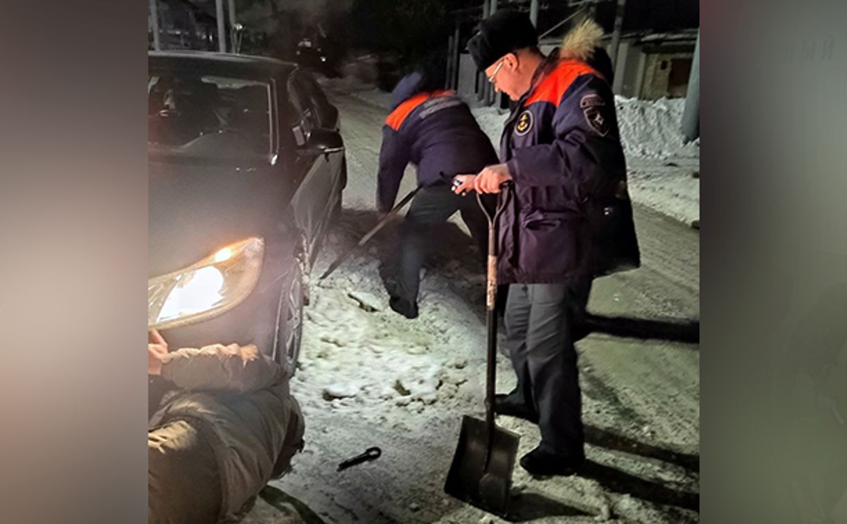 Ефремовские спасатели вызволили автомобиль местной жительницы из снежного плена