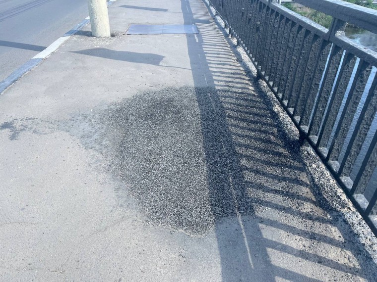 В Туле ремонтируют пешеходную часть Зареченского моста