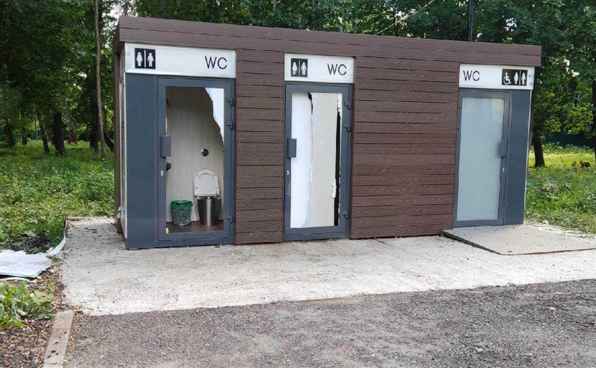 В Ясногорске вандалы разгромили туалет в парке