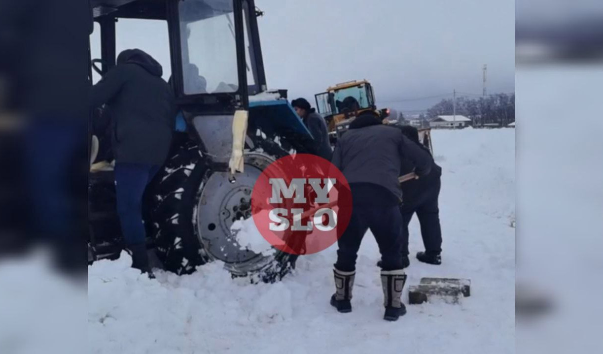 Под Тулой два трактора провалились в траншею под газопровод. Видео