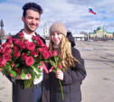 В центре Тулы команда телешоу «Холостяк» дарила девушкам красные розы