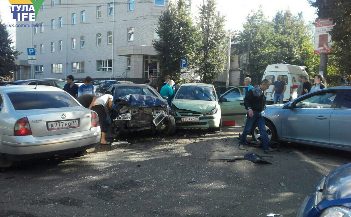 На пересечении улиц Тургеневской и Пушкинской столкнулись четыре автомобиля