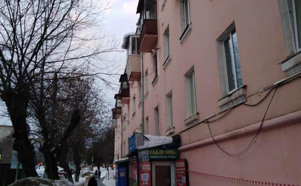 На ул. Металлургов кусок наледи упал с козырька балкона на голову женщине
